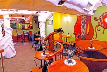 Wygląd sali w kawiarni Gaudi Cafe