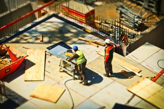 Budowa domu: Kiedy jest potrzebny kierownik budowy i jakie są jego obowiązki?