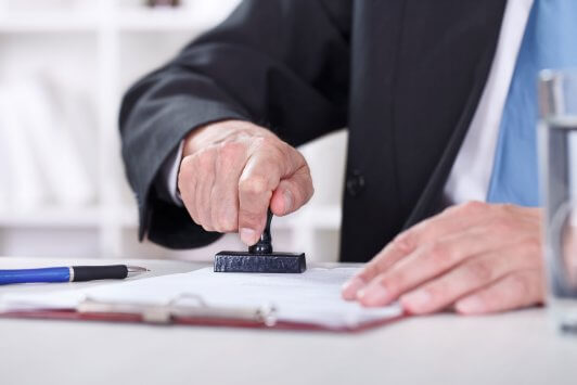 Ile kosztuje notariusz przy zakupie domu, a ile przy zakupie działki? Koszty w 2019 r.
